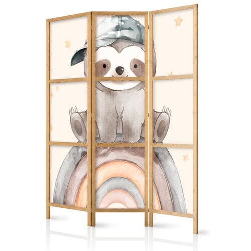 Parawan japoński Szczęśliwy leniwiec - Leniwiec w stonowanych kolorach - w czapce z daszkiem - siedzący na tęczy wśród gwiazdek 135×172 cm, japoński