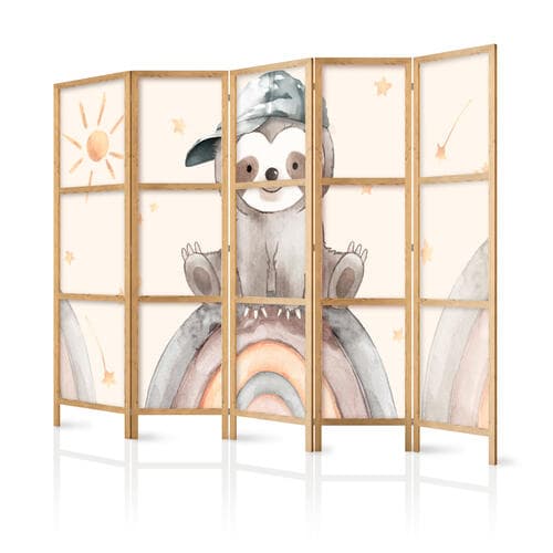 Japanischer Paravent Szczęśliwy leniwiec - Leniwiec w stonowanych kolorach - w czapce z daszkiem - siedzący na tęczy wśród gwiazdek 225×172 cm, japanisch