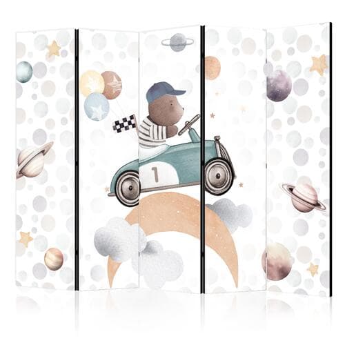 Room divider Galaktyczne zawody - Miś biorący udział w wyścigach samochodowych pośród planet - chmur i gwiazd w pastelowej kolorystyce 225×172 cm, acoustic