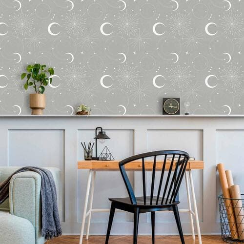 Tapete Kosmiczne Fajerwerki - elegancki wzór z księżycami i gwiazdami na szarym tle 49×1000 cm, selbstklebendes Material