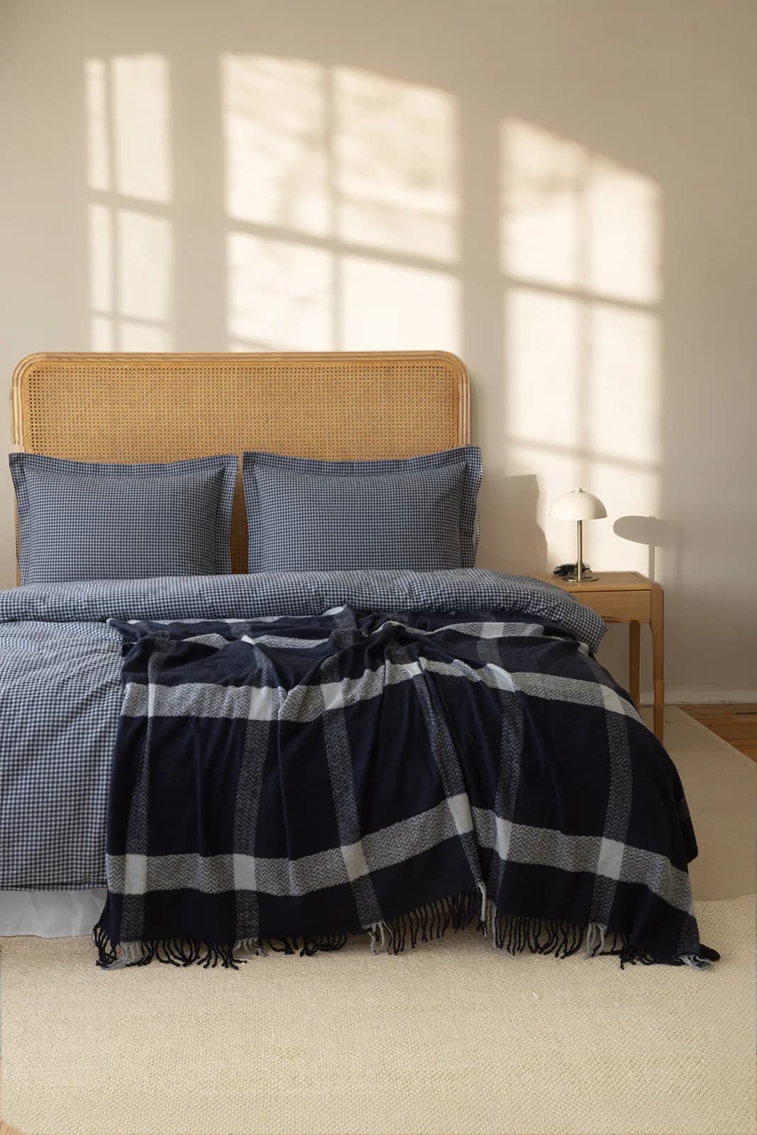 Komplet pościeli z kocem 200x220 ALURA NAVY BLUE – kratka, 5 elementów