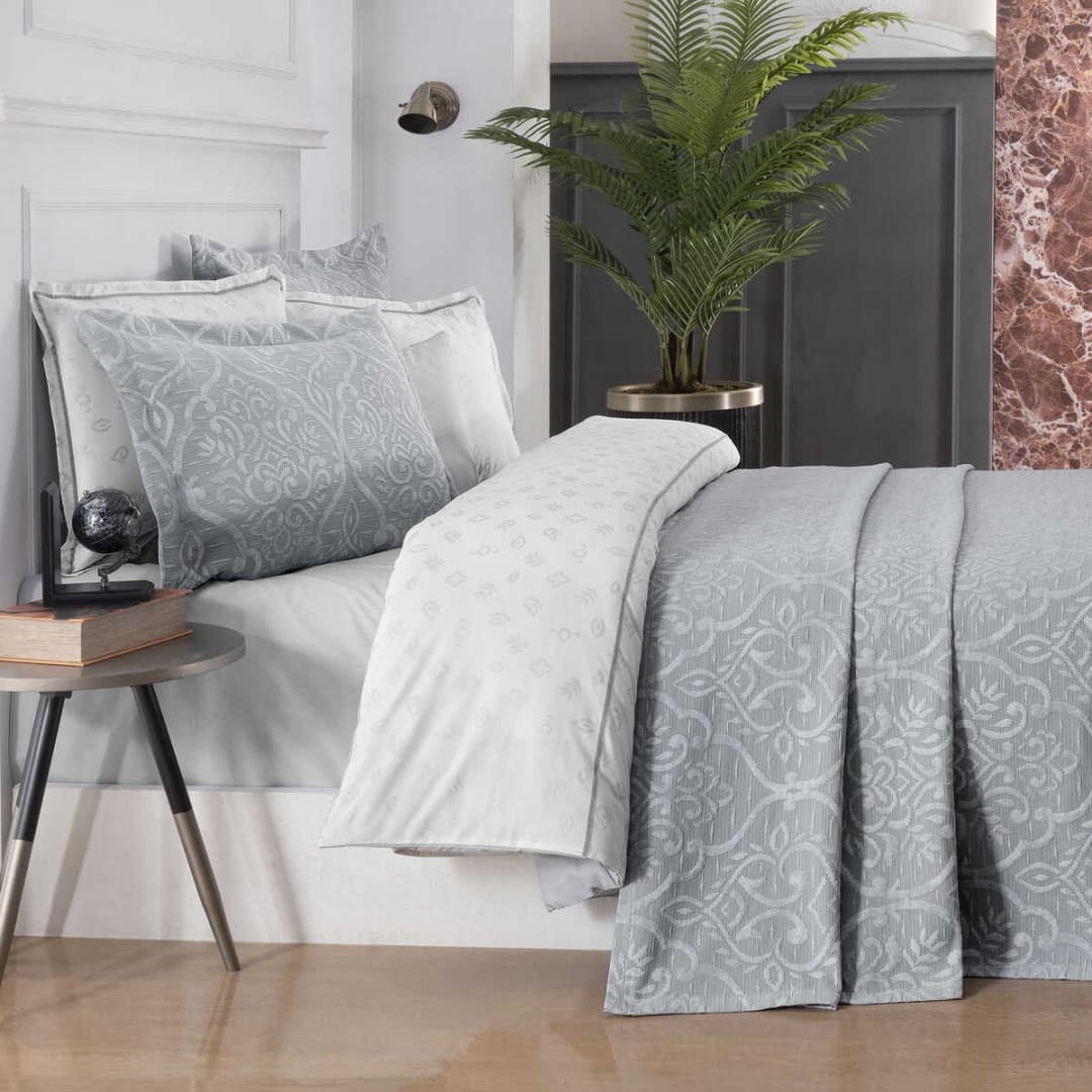 Weiße Baumwoll-Bettwäsche 200x220 Salvia Gray mit Tagesdecke