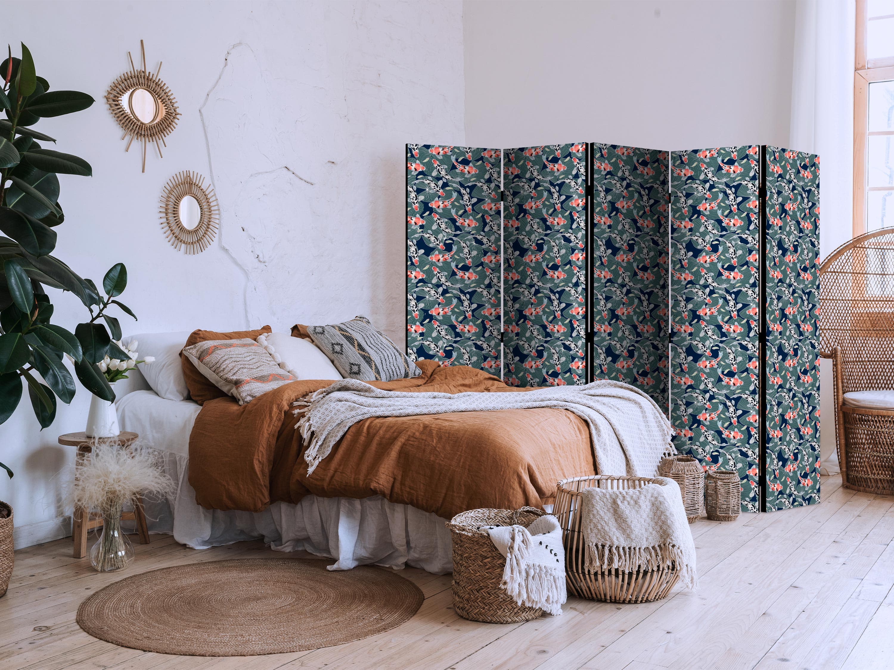 Room divider Rybki wśród liści - Barwne rybki Koi wśród ciemnozielonych lisci nenufarów na tafli granatowej wody 225×172 cm, one-sided