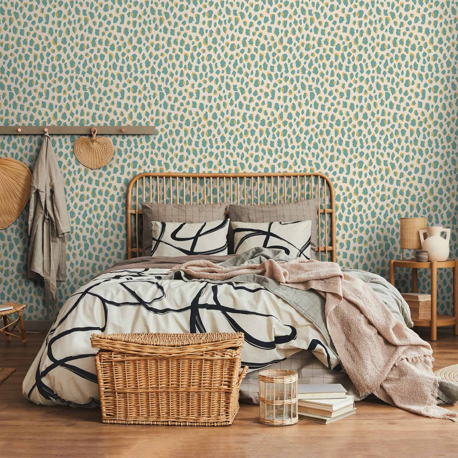 Tapete Deseń żyrafy - zwierzęcy wzór w turkusowe plamki na jasnym tle 50×1000 cm, Vlies Standard