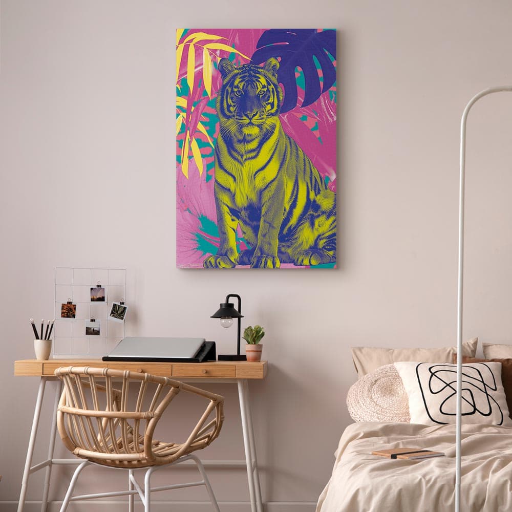 Obraz na płótnie Kolorowy tygrys - Intensywne barwy tygrysa w otoczeniu tropikalnych roślin 20×30 cm, płótno standard