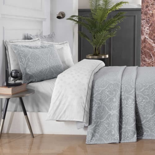 Biała pościel bawełniana 200x220 Salvia Gray z narzutą na łóżko