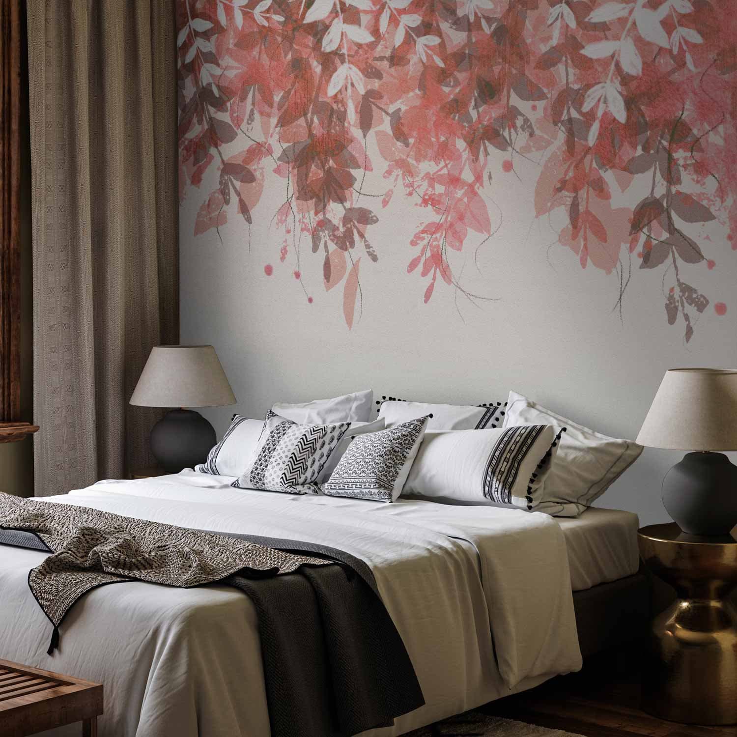Wall mural Pod roślinnością - wiszące pnącza różowych liści na neutralnym tle 100×70 cm, standard non-woven