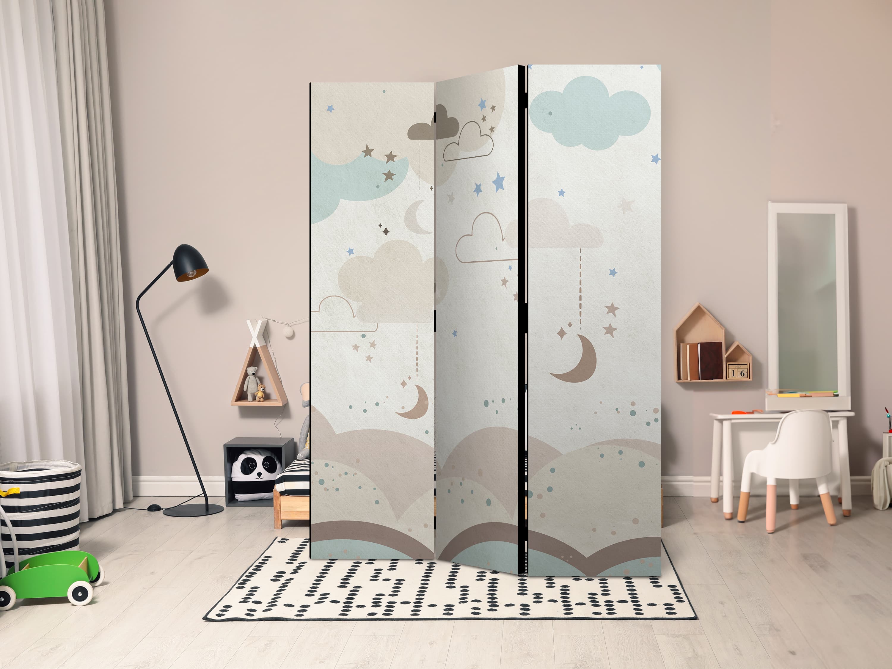 Room divider Pochmurne nocne niebo - Księżyce w brązach i beżach pośród licznych chmur oraz gwiazdek na jasnym tle 135×172 cm, one-sided