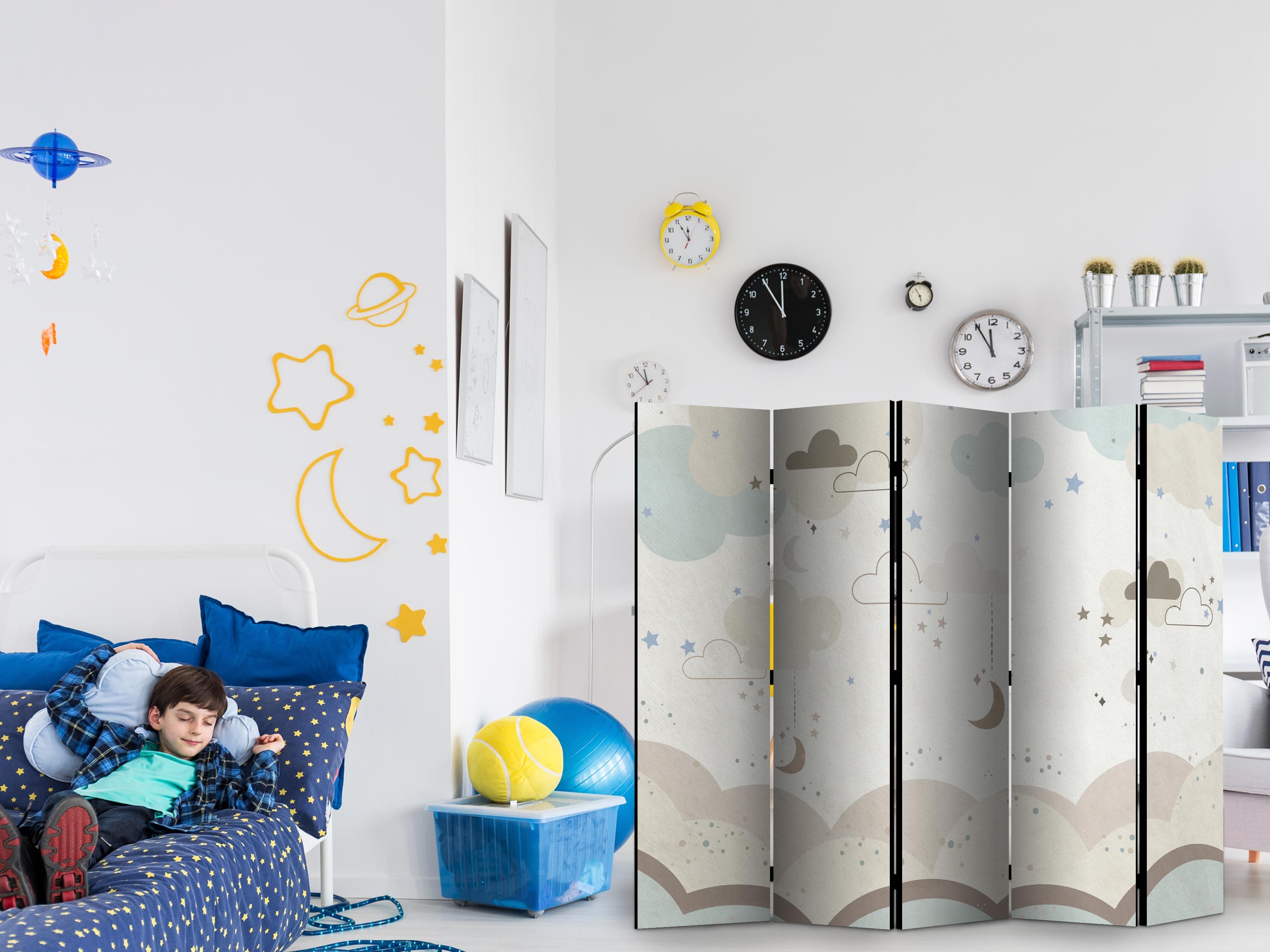 Room divider Pochmurne nocne niebo - Księżyce w brązach i beżach pośród licznych chmur oraz gwiazdek na jasnym tle 225×172 cm, one-sided