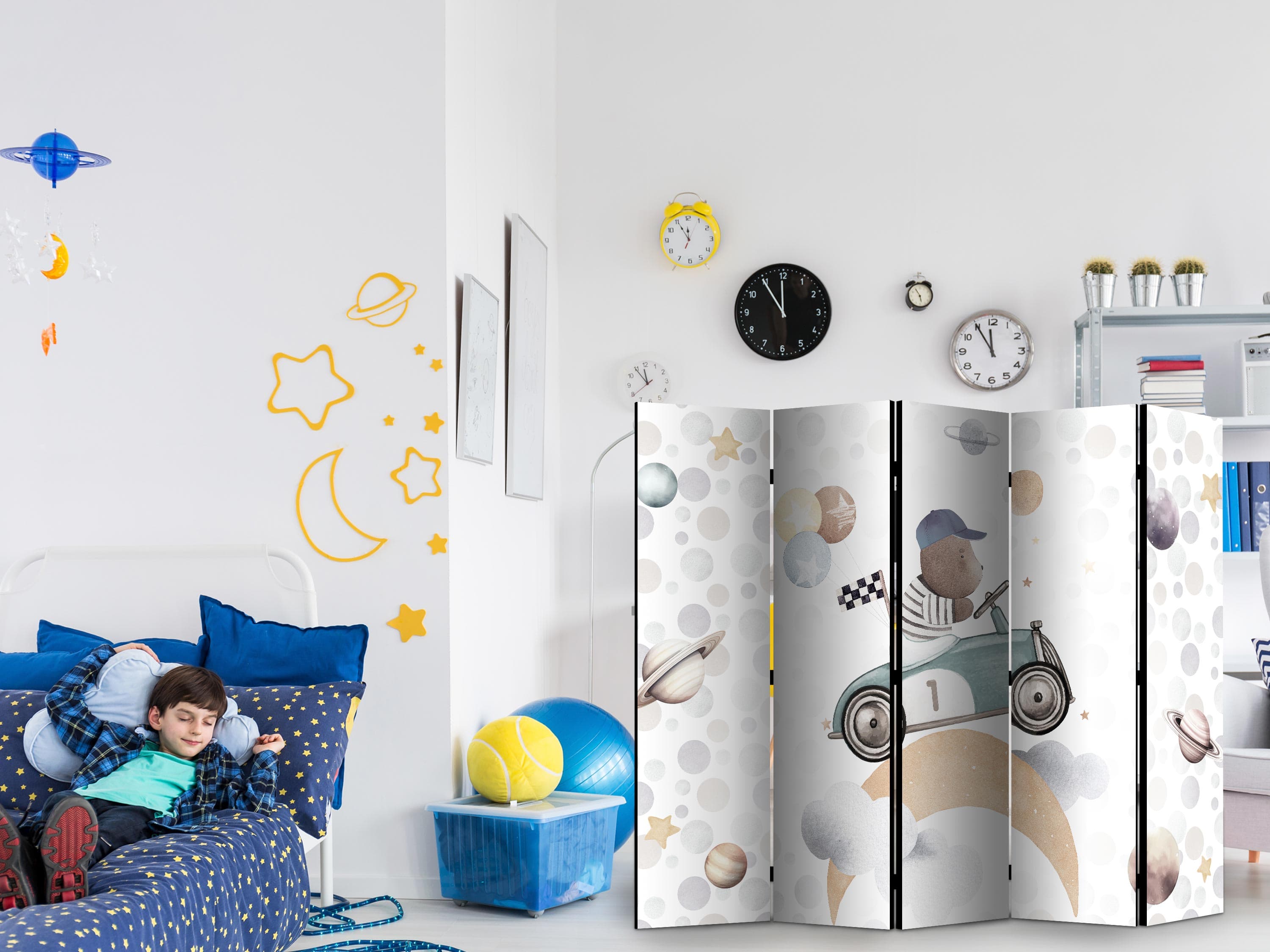 Room divider Galaktyczne zawody - Miś biorący udział w wyścigach samochodowych pośród planet - chmur i gwiazd w pastelowej kolorystyce 225×172 cm, one-sided