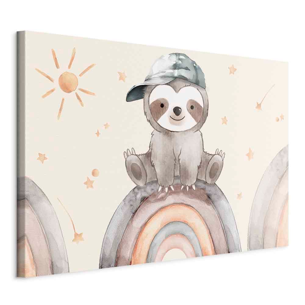Canvas print Szczęśliwy leniwiec - Leniwiec w stonowanych kolorach w czapce z daszkiem siedzący na tęczy wśród gwiazdek 120×80 cm, standard canvas