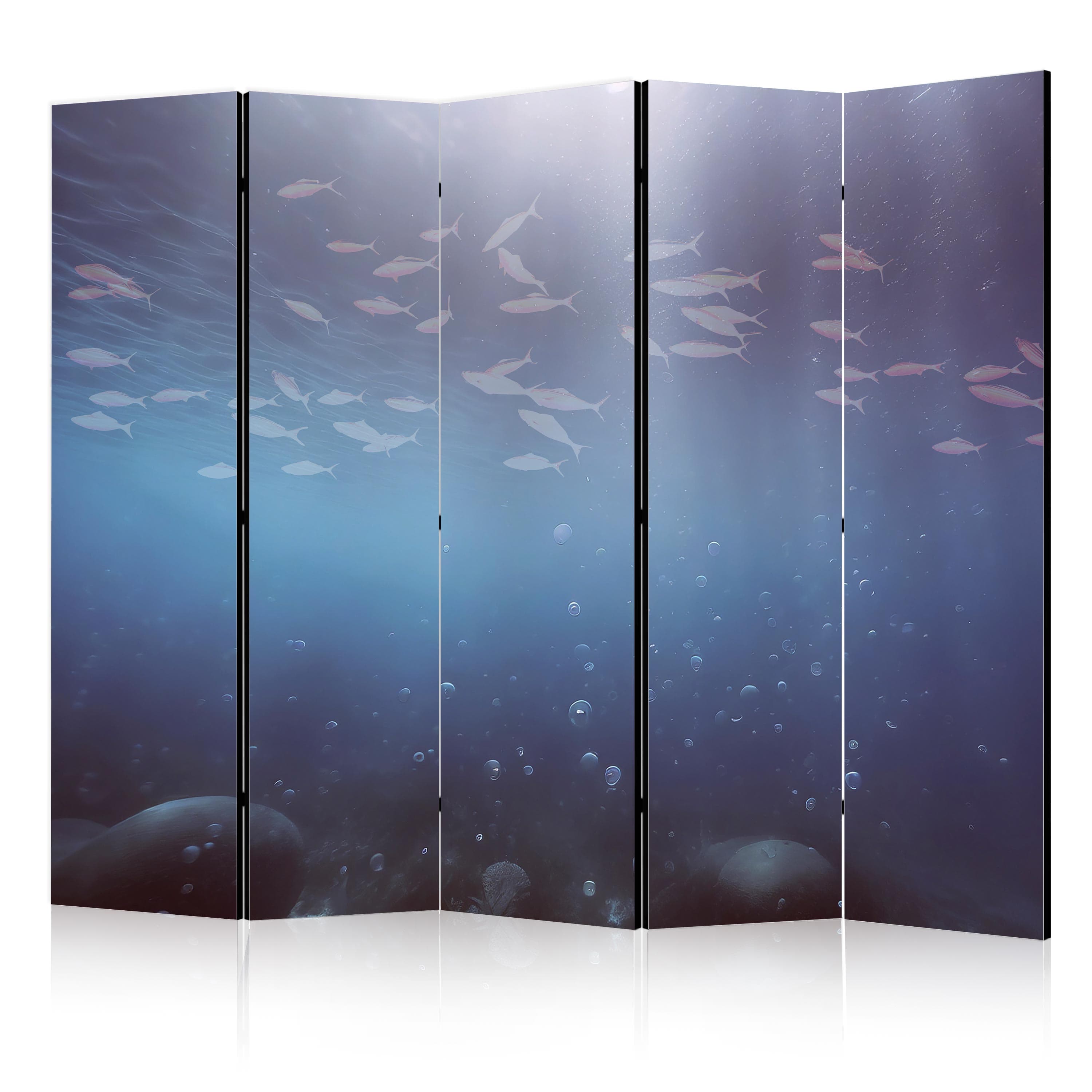 Room divider Ławica małych rybek - Rozświetlona oceaniczna toń w barwach granatu fioletu i szarości z ławicą drobnych rybek 225×172 cm, one-sided